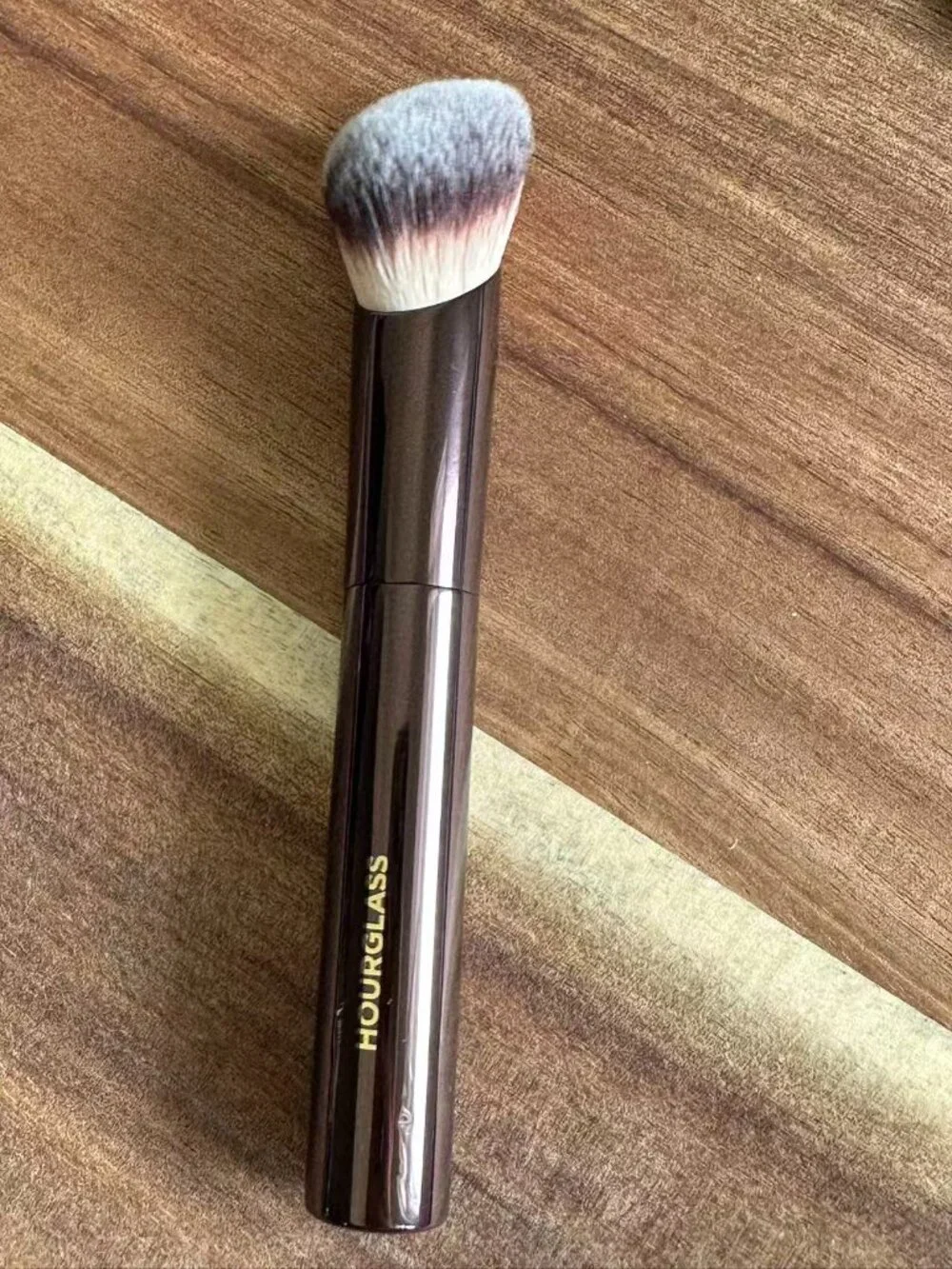 Hourglass Ambient Soft Glow Foundation Brush